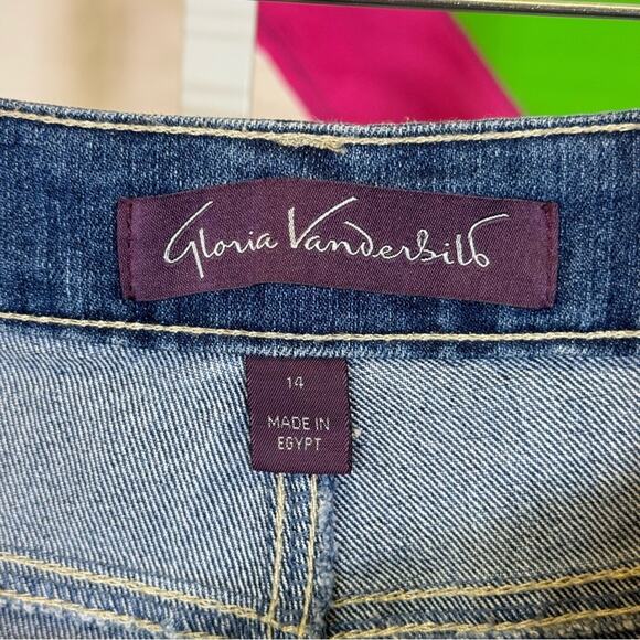 Gloria Vanderbilt Blue Jean Shorts with Floral Embroidery. Size 14. - Picture 4 of 7